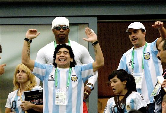 这是2006年6月16日，马拉多纳(左二下）为第十八届世界杯足球赛C组第二轮的比赛助威。阿根廷队在这场比赛中以6比0战胜塞黑队。新华社 图